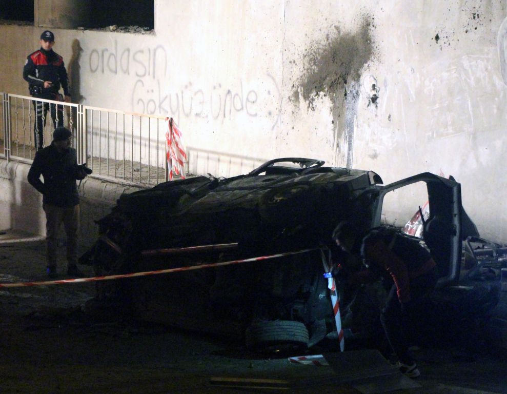 حادث مروع.. سيارة تطير من الجسر وترتطم بجدار غرب تركيا (شاهد) 4 حادث مروع.. سيارة تطير من الجسر وترتطم بجدار غرب تركيا (شاهد) 3