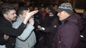 بالصور| عراك بين 11 سائقًا في "أسنيورت" للوصول إلى "زبون" ! 3