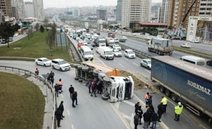 تعطل السير على الطريق السريع في اسطنبول.. وهذا هو السبب!