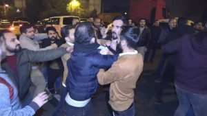 بالصور| عراك بين 11 سائقًا في "أسنيورت" للوصول إلى "زبون" ! 5