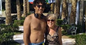 عجوز بريطانية تقع في حب شاب مصري.. نفى أن يكون طامعا في أموالها أو في جواز سفر (صور)