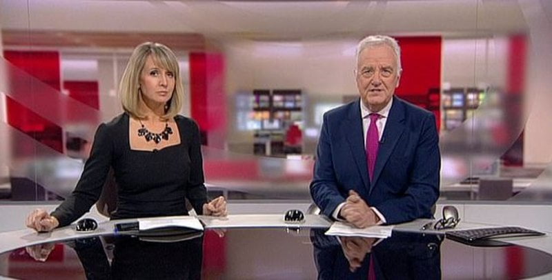 تمزّق فستانها وهذا ما فعله زملاؤها.. شاهد موقفاً محرجاً لمذيعة "بي بي سي" 1