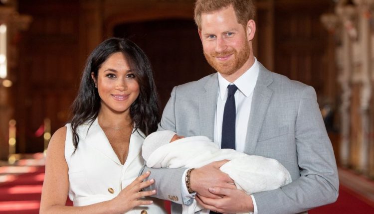 الأمير هاري وزوجته ميغان وطفلهما أرشي