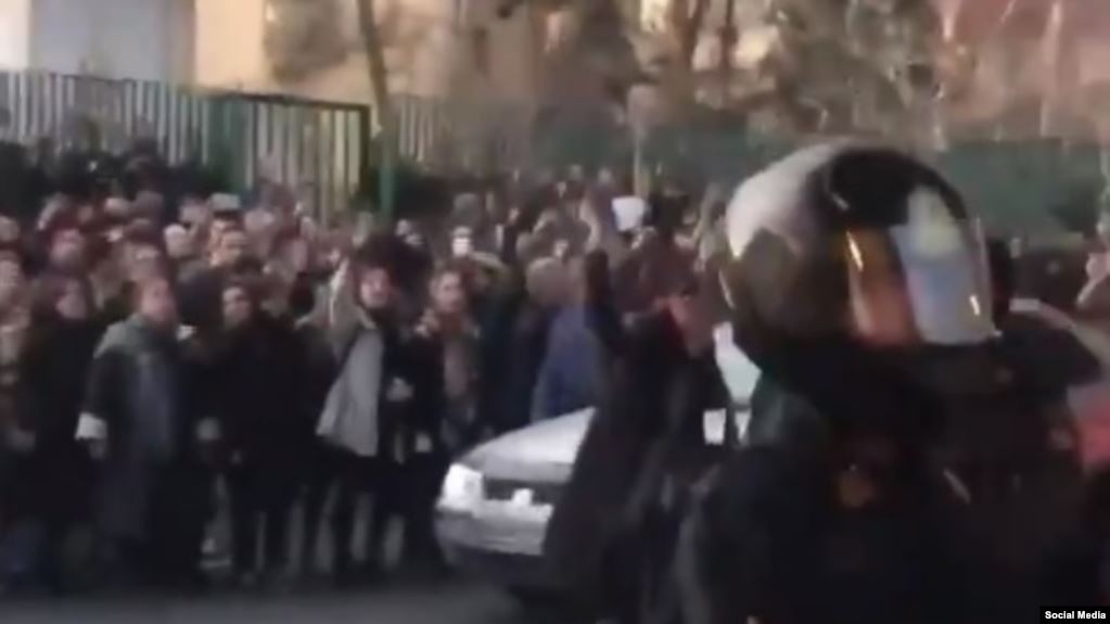 متتظاهرون ضد النظام في إيران يوم السبت