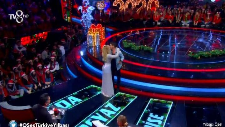 طلب مفاجئ من اللاعب ماكس كروس للمغنية الشهيرة حادثة! 5