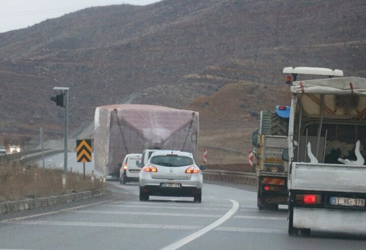 صور: منظر مثير للدهشة على الطريق السريع في ملاطيا.. ما هذا الشيء الضخم! 5