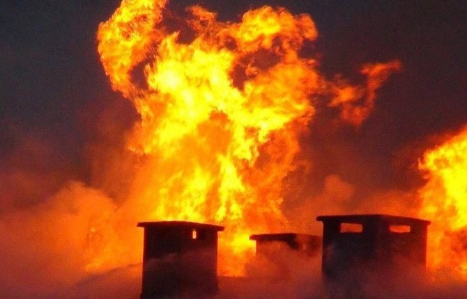 حريق كبير جدا يلتهم معارض سيارات