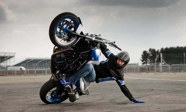 تركيان ينجوان من الموت اثر استعراض فاشل بدراجة نارية في اسطنبول (شاهد) 35