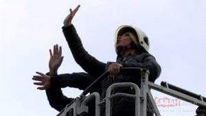 شاهد.. محاولة انتحار في وضح النهار باسطنبول والسبب! 9