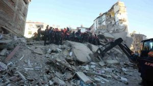 بعد 14 ساعة من زلزال ايلازيغ.. انقاذ مواطنين بصحة جيدة وبيان من مؤسسة أفاد “فيديو”