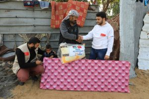 "تاشي" التركية تقدّم مساعدة الشتاء للمحاصرين في قطاع غزة(صور) 3