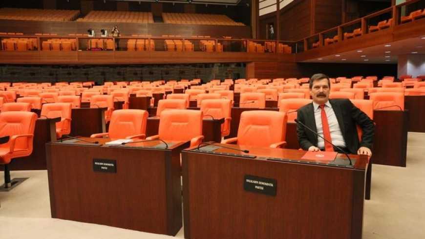  غياب جميع أعضاء البرلمان التركي وحضور نائب واحد.. السبب "مدهش" 5