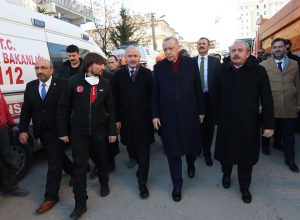 أردوغان يتفقد مناطق الزلزال في ألازيغ ويشيع ضحاياه (صور)