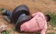 ثعبان غاية في الضخامة يلتف على شاب بقوة هائلة محاولا افتراسه (فيديو)