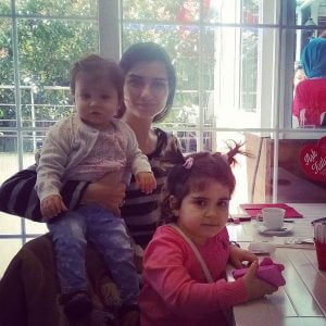 ابنة الفنانة التركية توبا بويوكستون تحذّرها (فيديو)