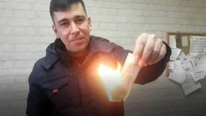 تركي يحرق بطاقة يانصيب فازت في سحب نهاية العام