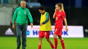 مدرب تركيا يدافع باستماتة عن الكرة النسائية