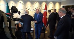 لماذا عدّل الرئيسان التركي والجزائري مكانهما فجأة أثناء التصوير في برلين؟ (فيديو)