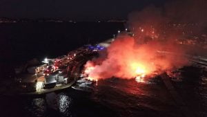 حريق مجهول على ساحل كارتال باسطنبول (صور)