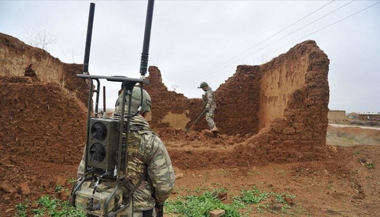 جهود الجيش التركي في نزل الألغام والعبوات الناسفة في شمالي سوريا