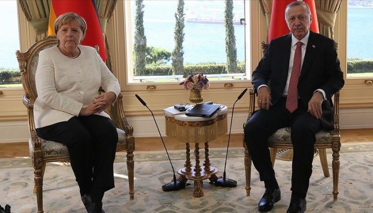 الرئيس التركي رجب طيب أردوغان (يمين) والمستشارة الألمانية أنجيلا ميركل