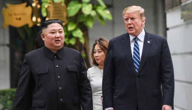 لقاء سابق بين زعيم كوريا الشمالية كيم جونغ أون والرئيس الأمريكي دونالد ترامب