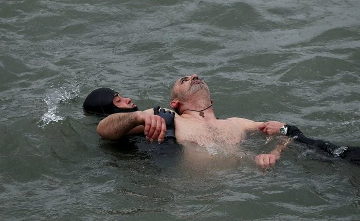 أثناء عملية انقاذ حياه المواطن من قبل عناصر البحرية التركية