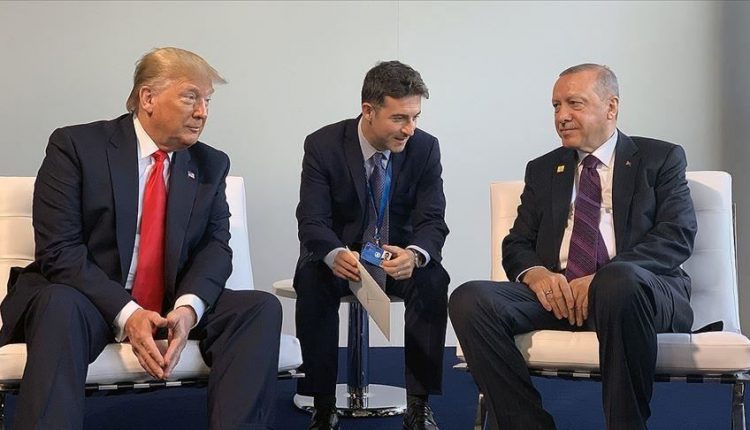 الرئيس الأميركي دونالد ترمب والرئيس التركي رجب طيب أردوغان على هامش قمة الناتو