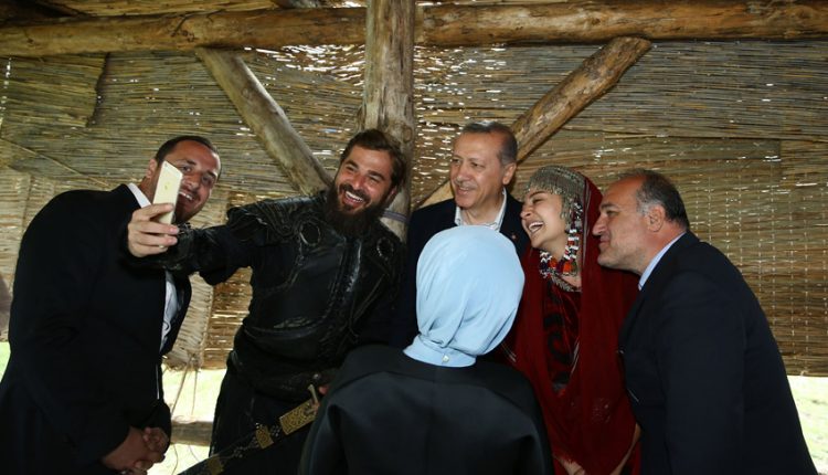 جانب من زيارة الرئيس التركي رجب طيب أردوغان لموقع تصوير مسلسل أرطغول.