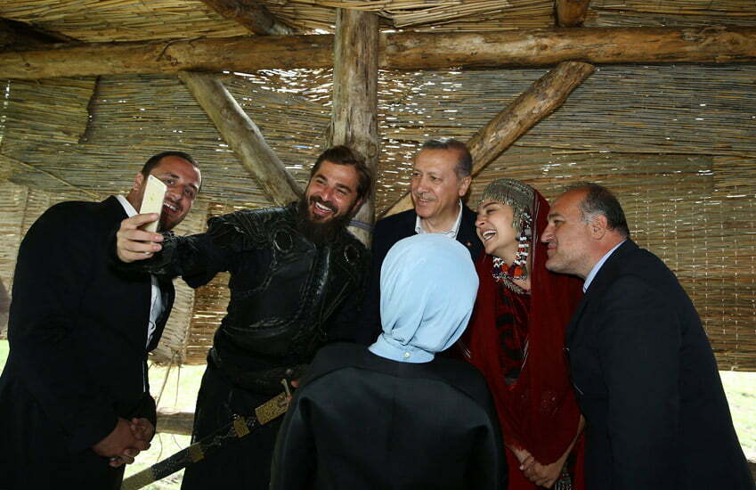 جانب من زيارة الرئيس التركي رجب طيب أردوغان لموقع تصوير مسلسل أرطغول.