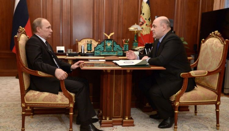 الرئيس الروسي فلاديمير بوتين ورئيس الحكومة الروسية الجديد ميخائيل ميشوستن
