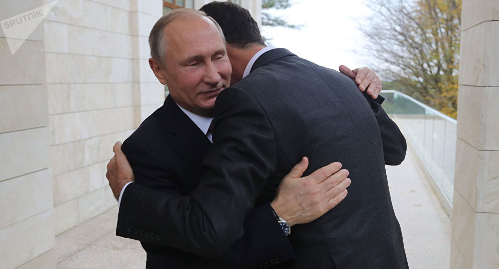 الرئيس السوري بشار الأسد يحتضن الرئيس الروسي فلاديمير بوتين