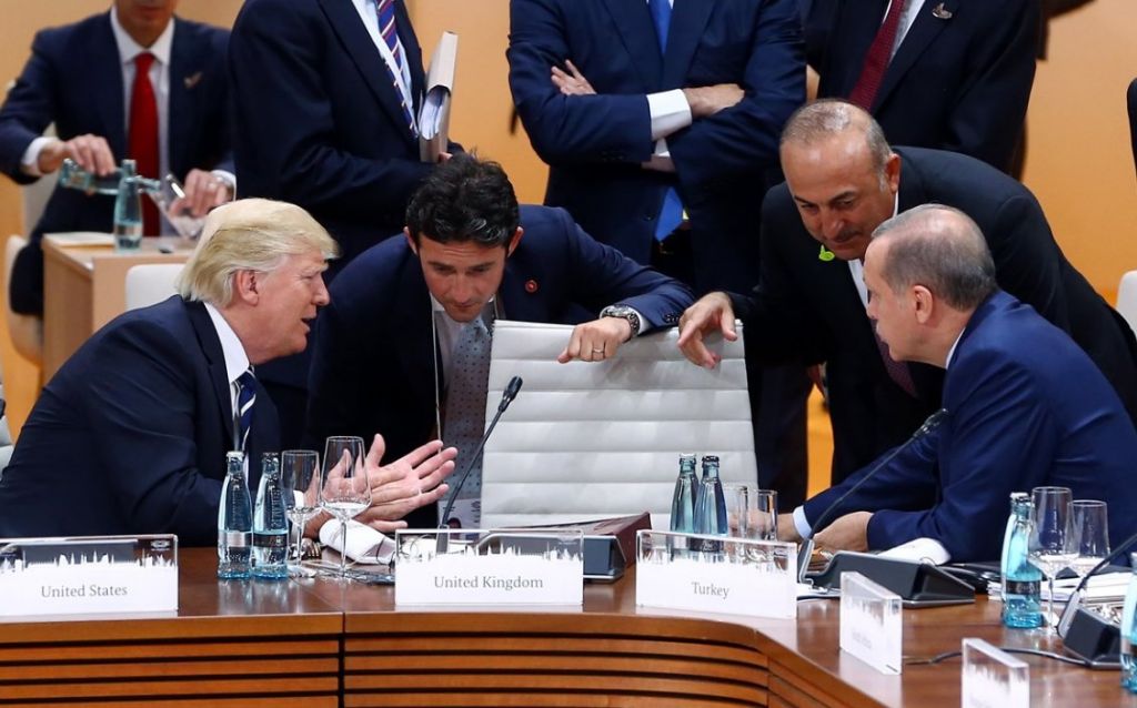 الرئيسان التركي والأميركي خلال مناقشة هامشة في اجتماع دولي سابق