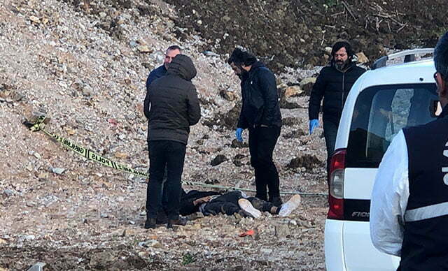 السلطات الأمنية التركية لحظة وصولها بجانب الجثة