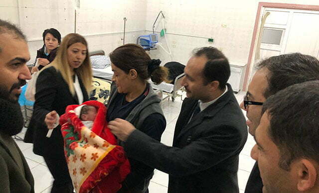 الطواقم الطبية التركية تحتفل بالمولود الجديد