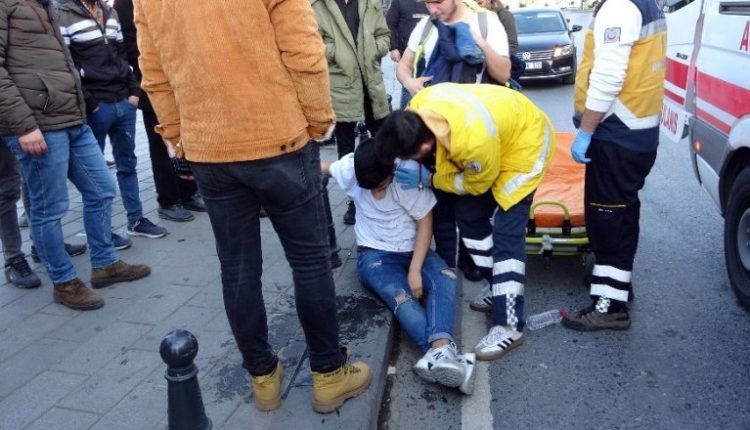 الطواقم الطبية تقدم الاسعافات الأولية للفتى