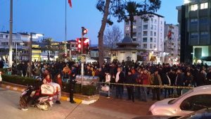 بالصور| محاولة انتحار فتاة في ساحة "نازلي" وتدخلات واسعة لإيقافها 5