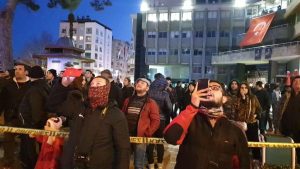 بالصور| محاولة انتحار فتاة في ساحة "نازلي" وتدخلات واسعة لإيقافها 3