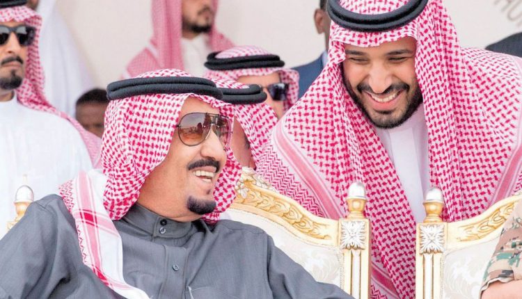 الملك السعودي سلمان بن عبدالعزيز ونجله محمد وزير الدفاع