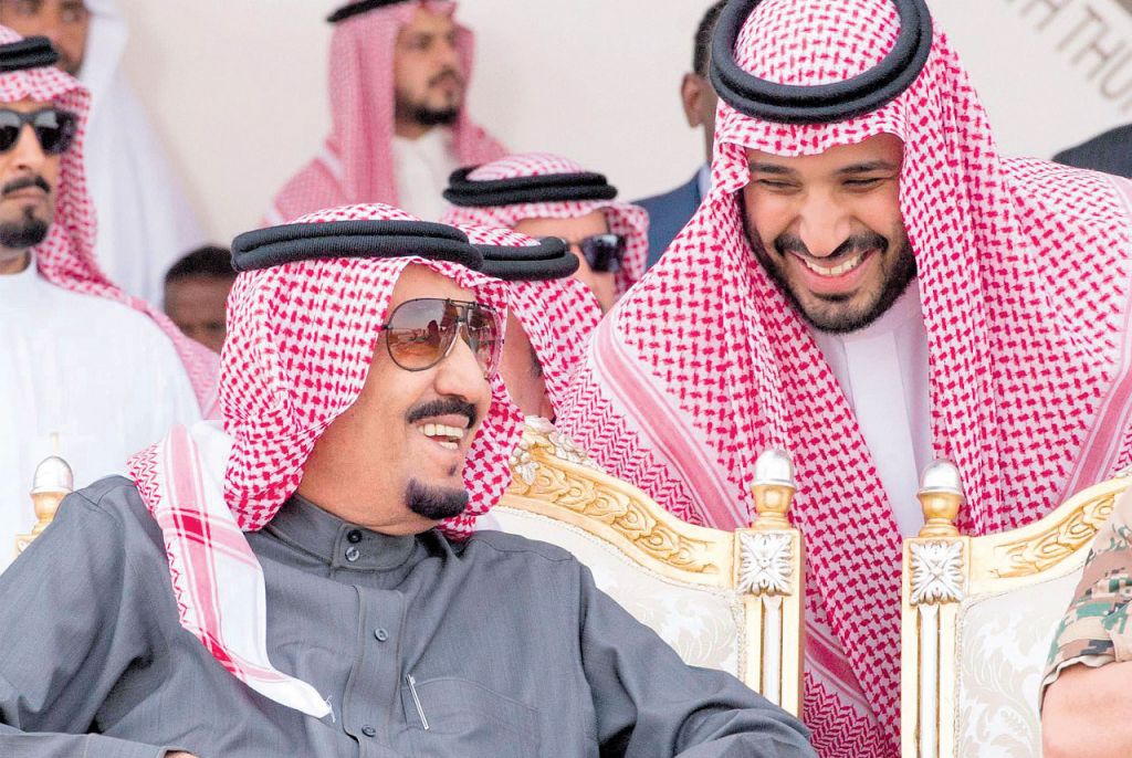 الملك السعودي سلمان بن عبدالعزيز ونجله محمد وزير الدفاع