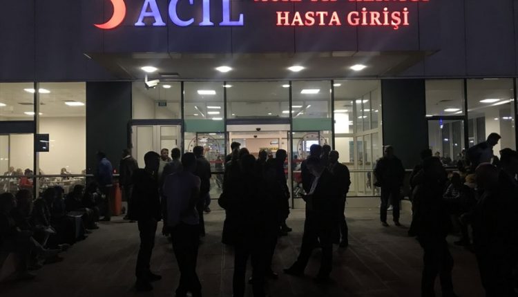 مواطنون ينتظرون نتائج فحوصات لأفراد تعرضوا لتسمم نهاية العام الماضي (أرشيف)