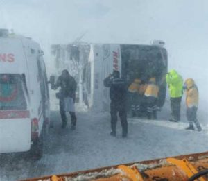 بالصور| انقلاب حافلة ركاب خاصة وسط البلاد وعمليات الإغاثة متواصلة 29