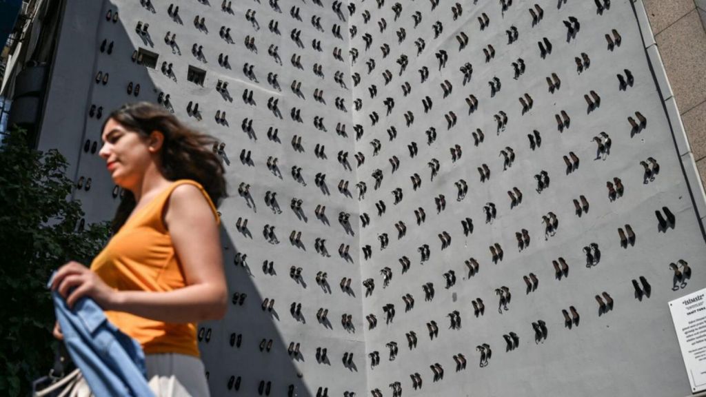 440 زوجا من الأحذية على مبنى بإسطنبول يجسدون العنف ضد المرأة