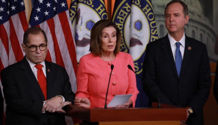 بيلوسي دعت لمحاكمة عادلة وطالبت الشيوخ باستدعاء شهود وإحضار وثائق من البيت الأبيض (الأناضول)