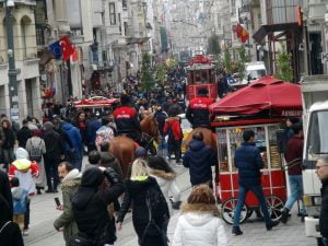 بالصور| خيالة الشرطة تتجول في شارع الاستقلال بإسطنبول 3