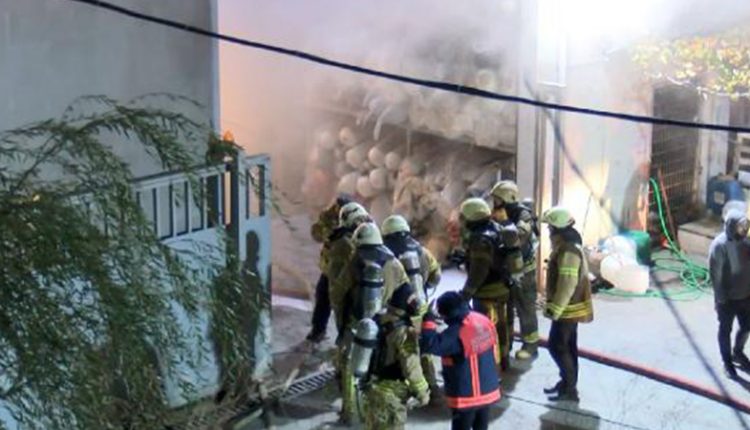 جانب من احتراق المصنع في اسطنبول