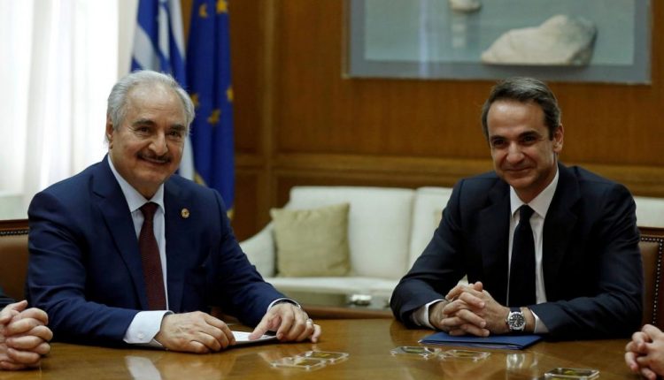 جانب من اللقاء بين رئيس الوزراء اليوناني واللواء الليبي المتقاعد خليفة حفتر