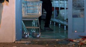 بالفيديو| هجوم عنيف بـ"قنابل بدائية" على ماركت "101" في إسطنبول 4 بالفيديو| هجوم عنيف بـ"قنابل بدائية" على ماركت "101" في إسطنبول 3