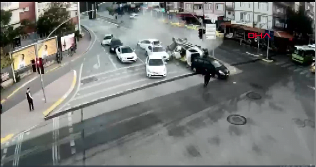 فيديو مرعب.. رافعة تحطّم 4سيارات شرق اسطنبول.. واصابات في المكان 1