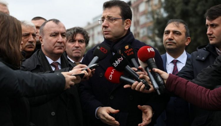 جانب من لقاء رئيس بلدية إسطنبول أكرم إمام أوغلو مع الصحافيين أمام مقر بلدية "زيتون بورنو".